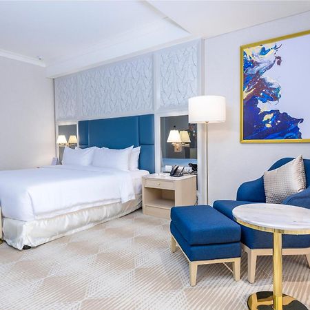 Royce Hotel & Casino Clark Field Экстерьер фото