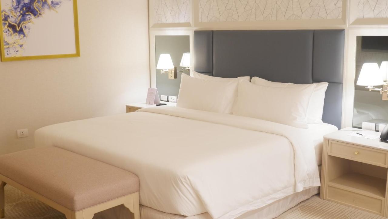 Royce Hotel & Casino Clark Field Экстерьер фото
