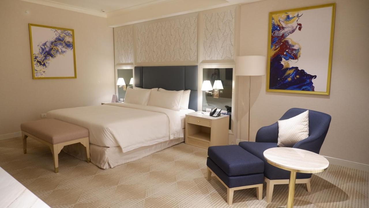 Royce Hotel & Casino Clark Field Экстерьер фото