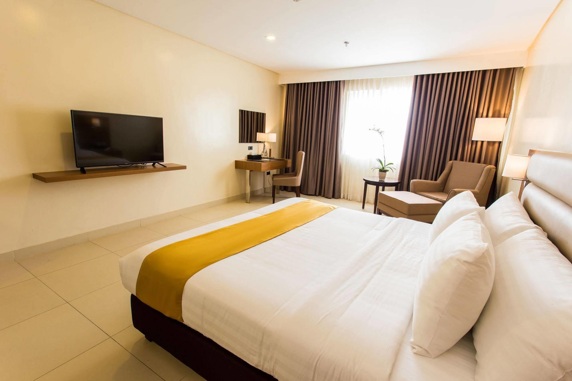 Royce Hotel & Casino Clark Field Экстерьер фото