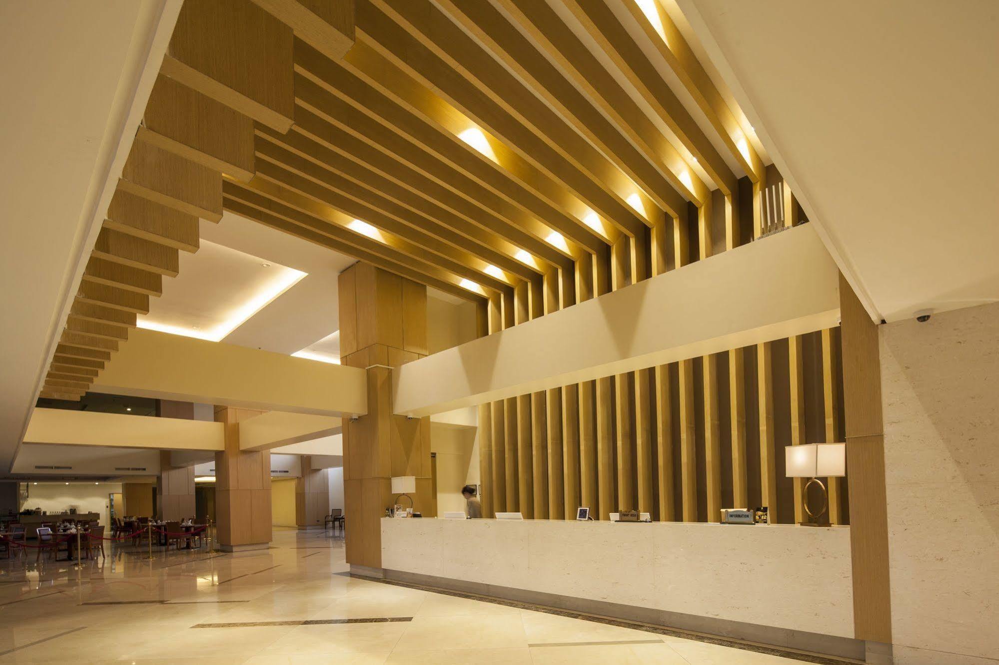 Royce Hotel & Casino Clark Field Экстерьер фото