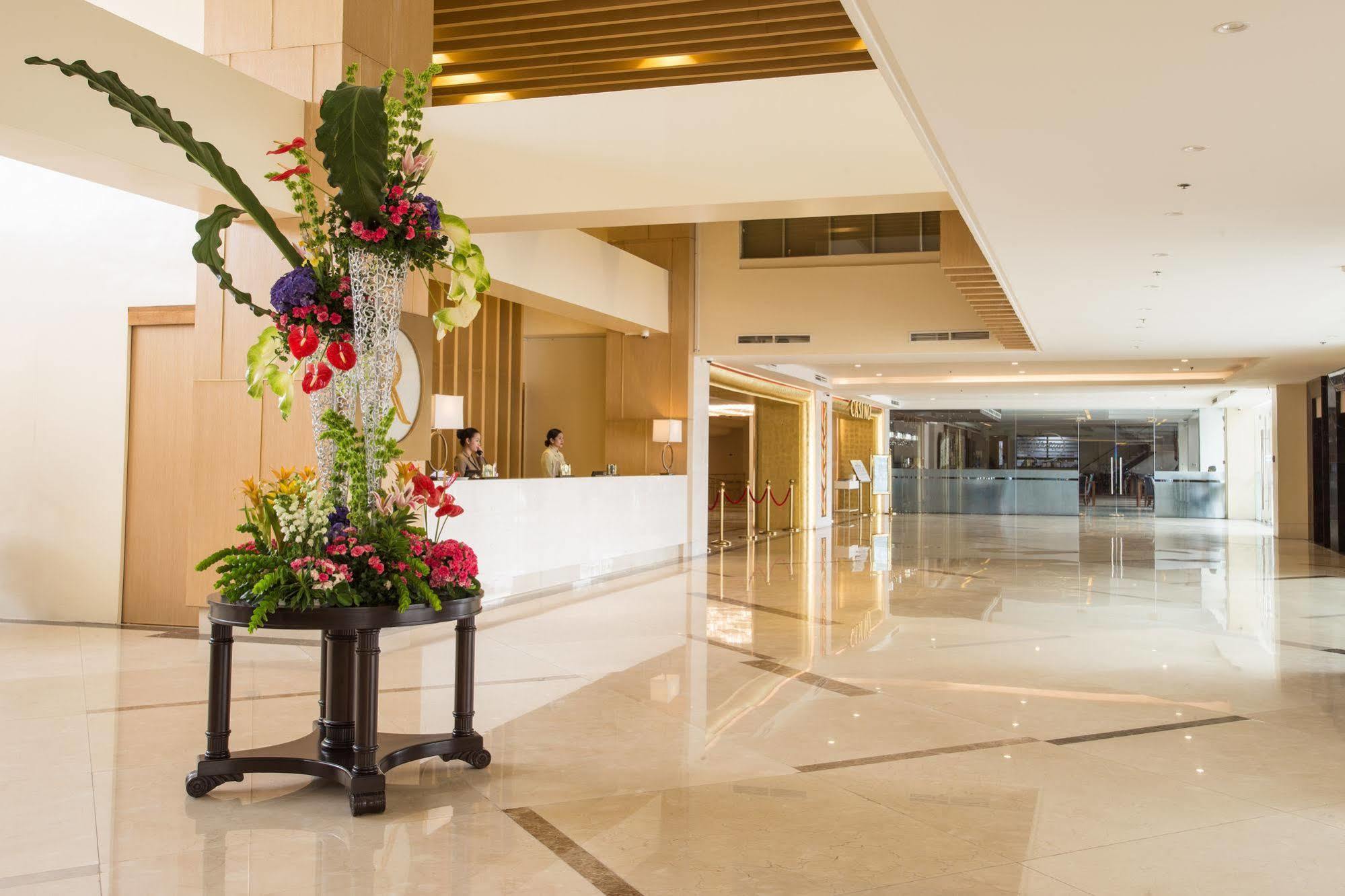 Royce Hotel & Casino Clark Field Экстерьер фото