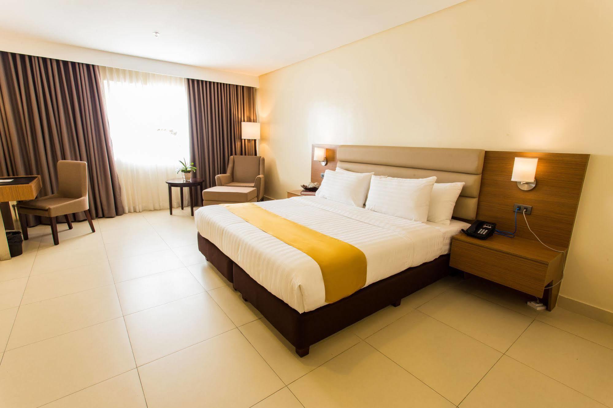 Royce Hotel & Casino Clark Field Экстерьер фото