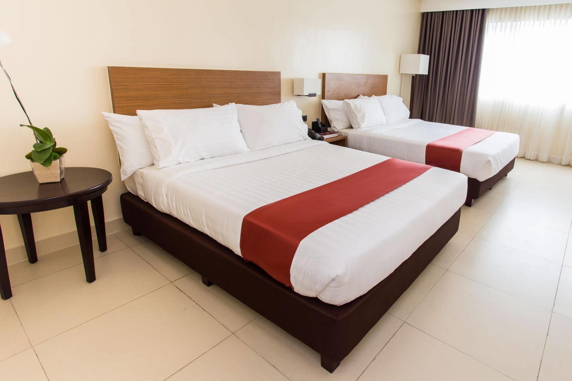 Royce Hotel & Casino Clark Field Экстерьер фото