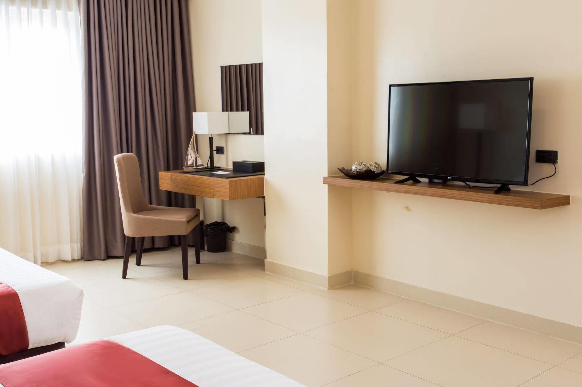 Royce Hotel & Casino Clark Field Экстерьер фото
