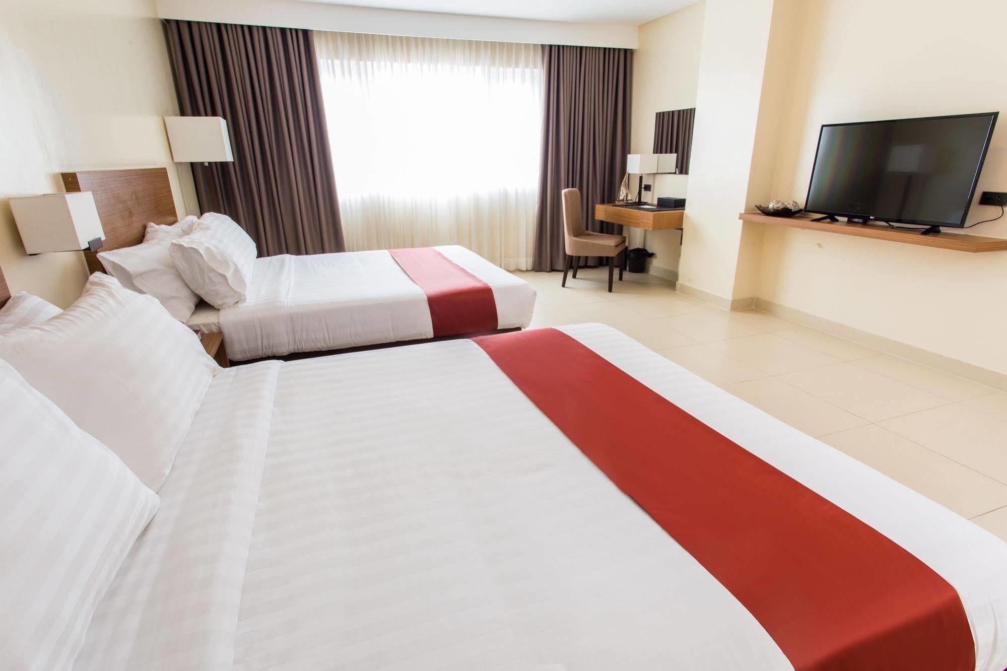 Royce Hotel & Casino Clark Field Экстерьер фото