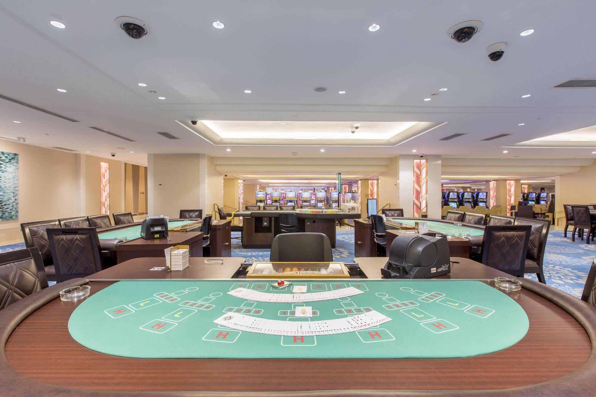 Royce Hotel & Casino Clark Field Экстерьер фото