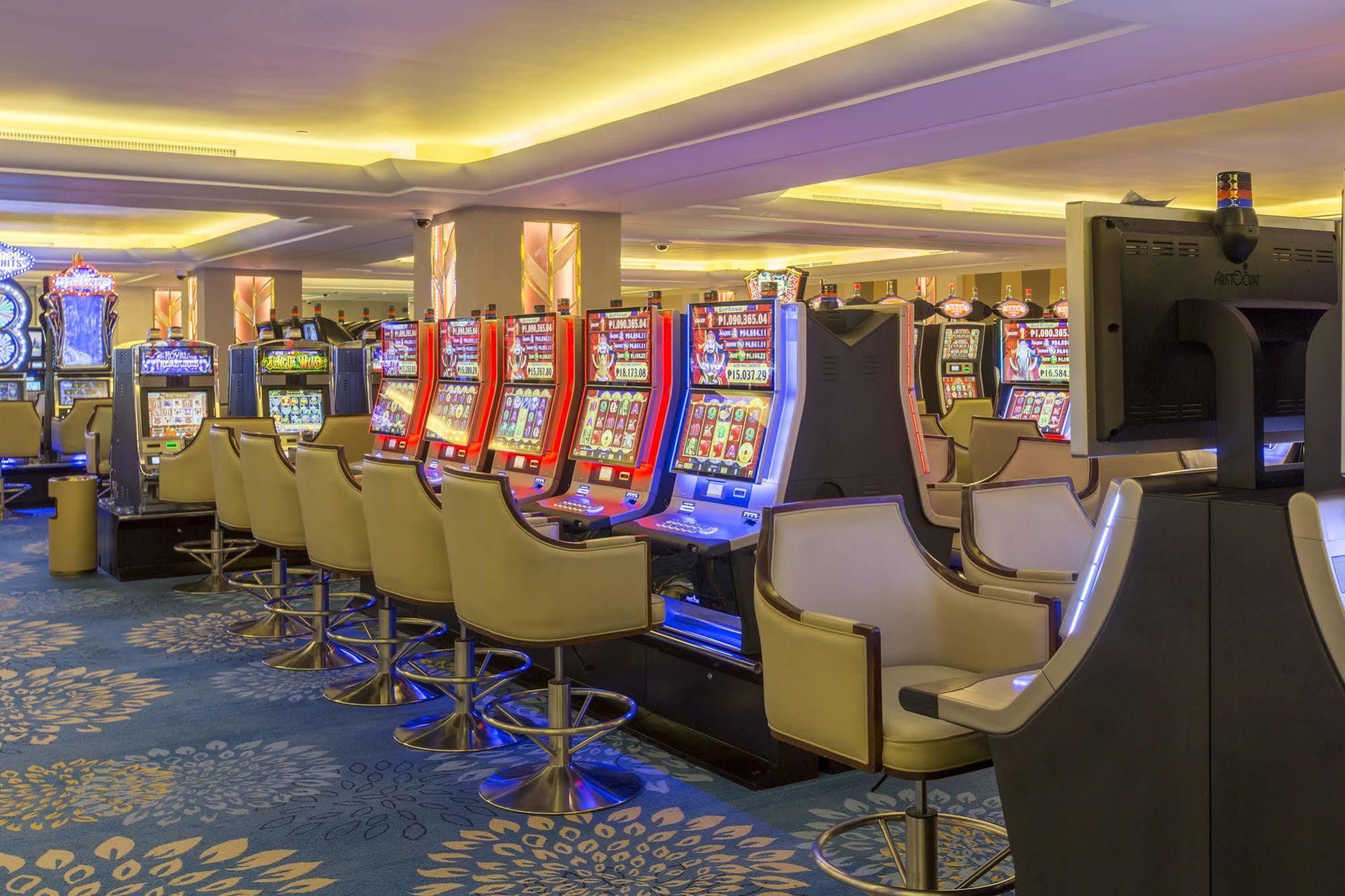 Royce Hotel & Casino Clark Field Экстерьер фото