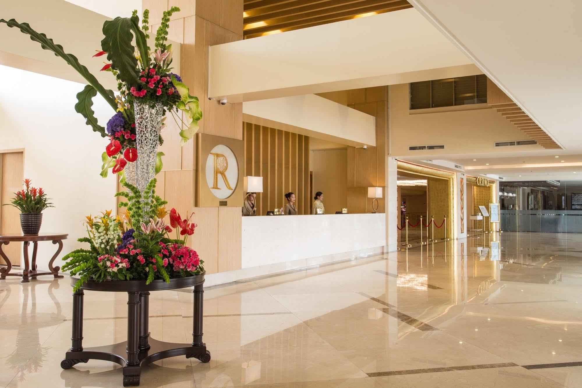 Royce Hotel & Casino Clark Field Экстерьер фото